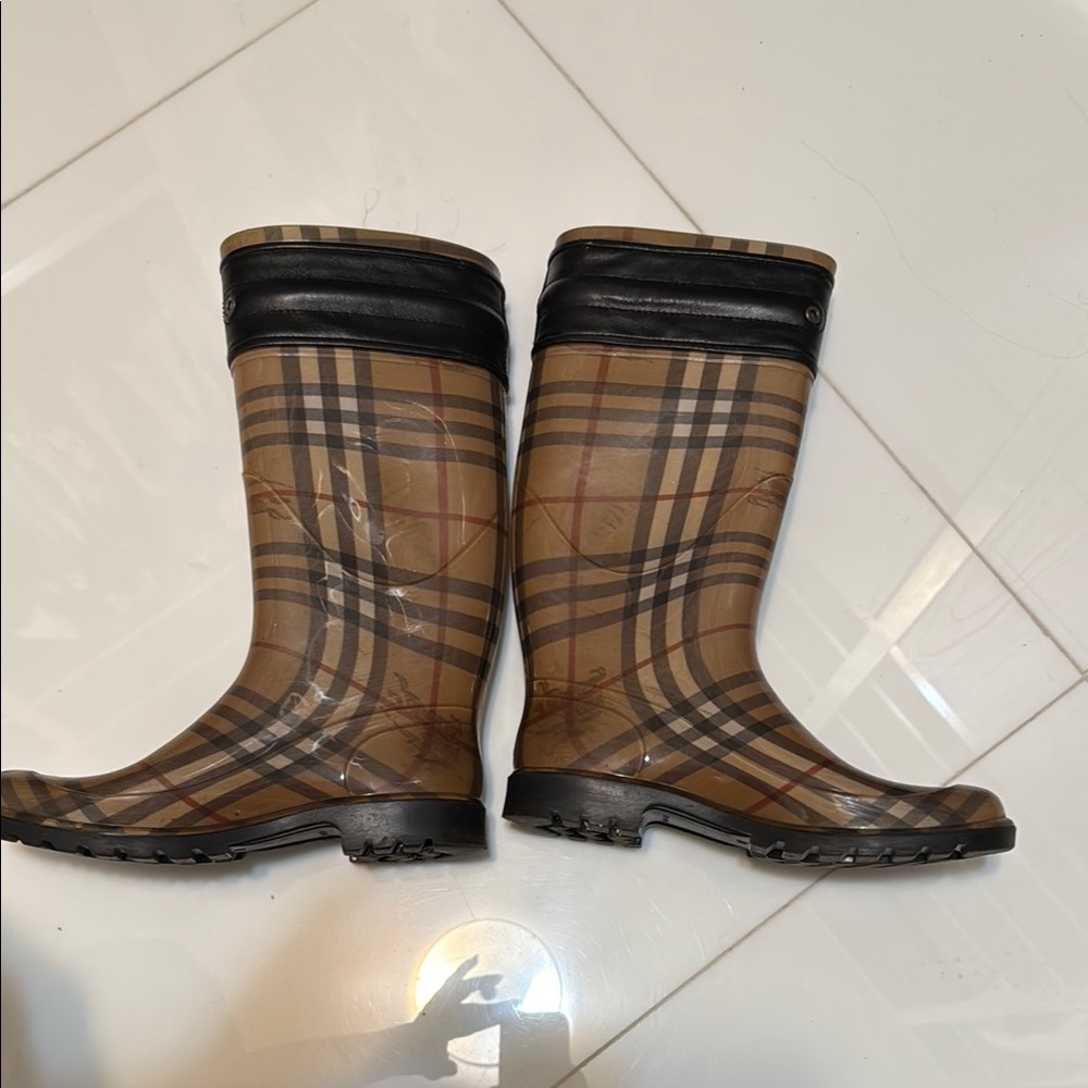 Burberry Checkered rain boots 37